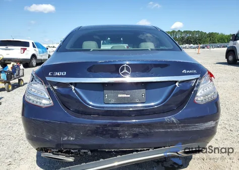 2015 Mercedes-Benz C 300 4Matic z USA, uszkodzony, nr VIN 55SWF4KB7FU094305